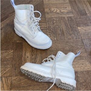 Dr martens size 4 uk 6 us white leather doc martens